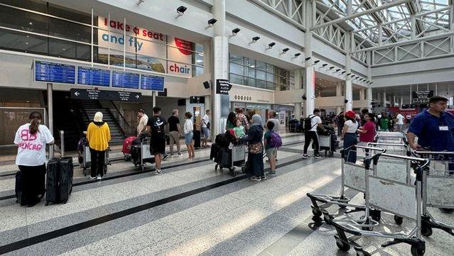 Ciutadans a l'aeroport internacional de Beirut-Rafik Hariri, a la capital del Líban (Reuters/Ahmad Al-Kerdi)