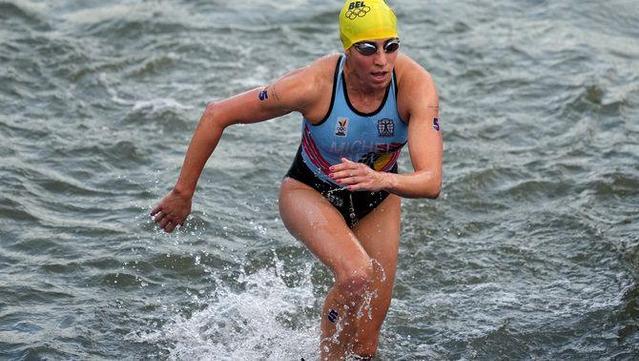 Claire Michel surt del Sena després de competir en la prova de triatló (Reuters)