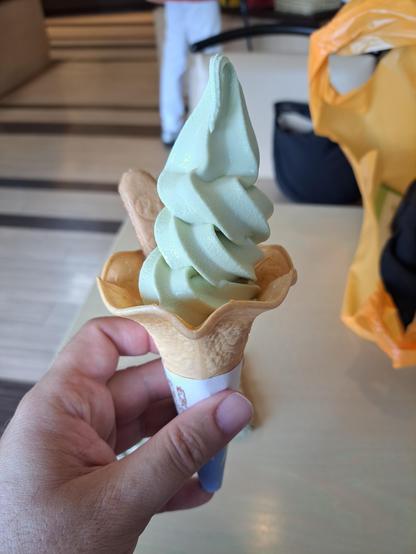 Foto de un Olive Leaf Soft Cream (helado con sabor a oliva), en una tienda de recuerdos en el Olive Park.

Shōdoshima, prefectura de Kagawa (Japón).