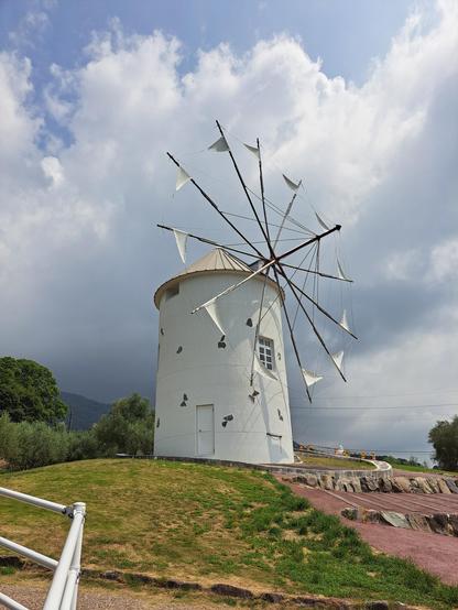 Molino Griego del Olive Park.

Es un molono de color blanco con doce aspas.