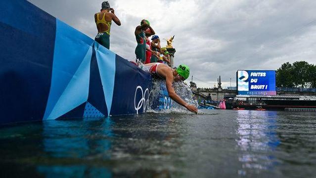 Atletes es familiaritzen amb la controvertida aigua del Sena