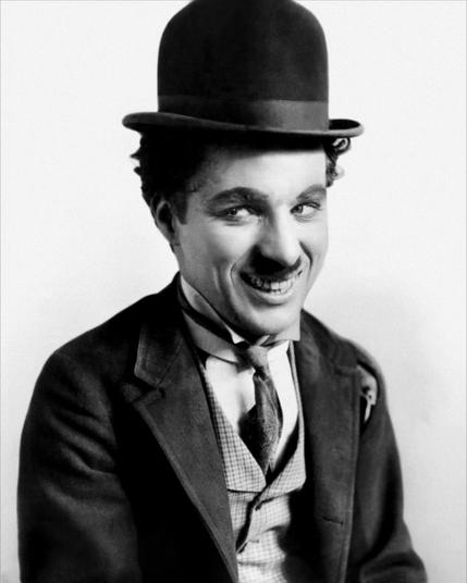 Auf dem Foto ist Charlie Chaplin als seine berühmte Tramp-Figur zu sehen