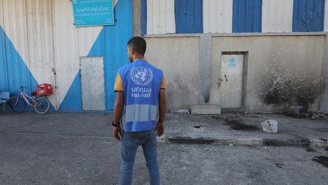 Un treballador de la UNRWA davant un magatzem de l'agència (Europa Press/Omar Ashtawy)