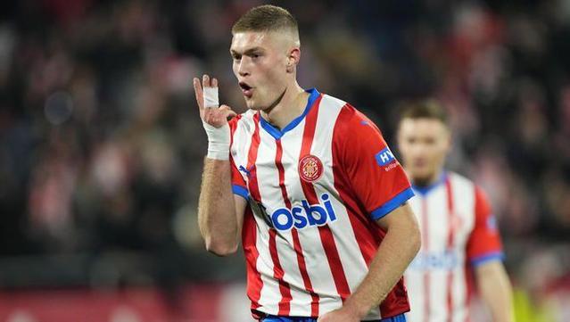 Artem Dovbyk celebra de manera gràfica el seu hat-trick contra el Sevilla (Siu Wu / EFE)