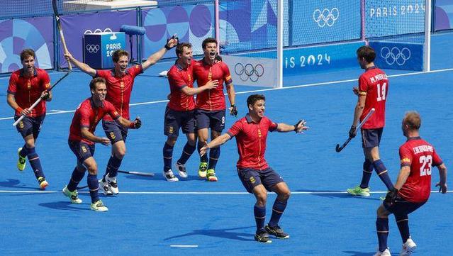 Jugadors de la selecció espanyola celebren la victòria després del partit de quarts de final entre Bèlgica i Espanya