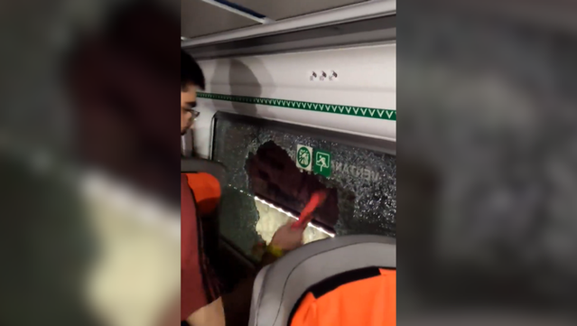 Els passatgers del tren, en veure que la temperatura anava pujant dins dels vagons, van decidir trencar les finestres (@MarNostruMed)