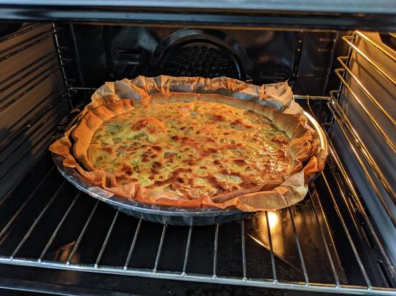 Une tarte à la rhubarbe en fin de cuisson dans le four