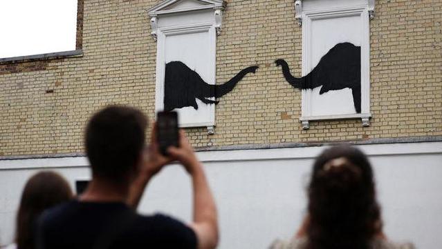 Veïns de Londres mirant la nova obra de Banksy (EFE)