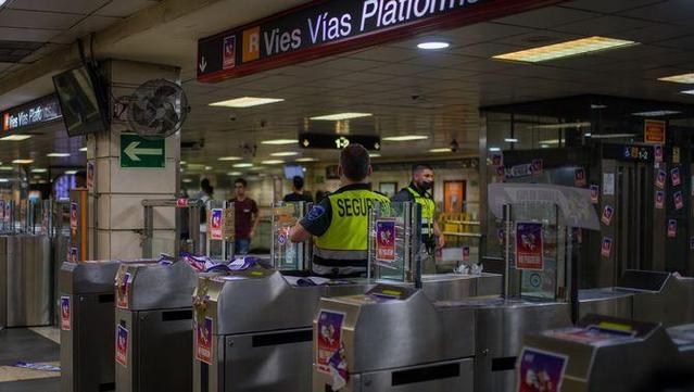 Un guarda de seguretat controla els accessos a l'estació de metro de plaça Catalunya (Europa Press)