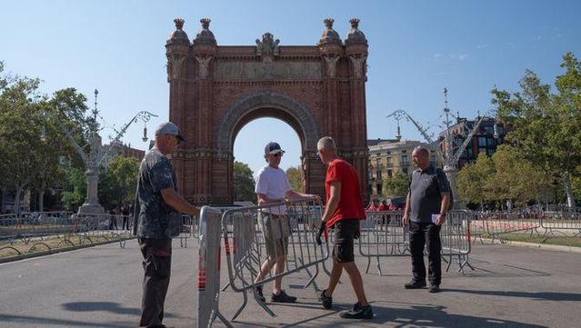 Preparatius a l'Arc de Triomf de Barcelona de cara a les concentracions convocades per Junts i les entitats independentistes