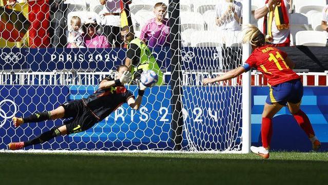 Alèxia Putellas, en el moment de fallar el penal en l'últim minut de la final de consolació olímpica contra Alemanya (Reuters)