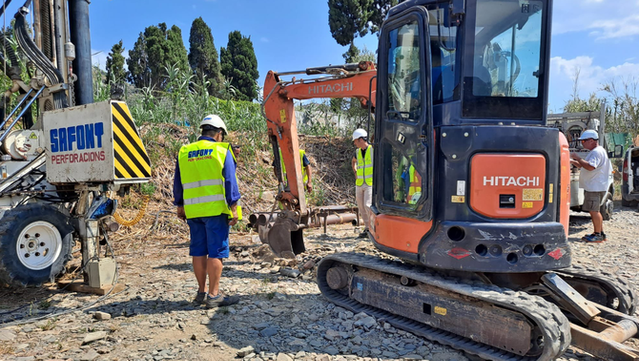 Operaris treballant en la perforació del tercer pou d'aigua al Port de la Selva 