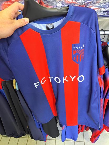 Foto de una camiseta del equipo de fútbol FC Tokyo, de rayas azulgrana similares a las del FC Barcelona, en una tienda de deportes de Harajuku (Tokio).