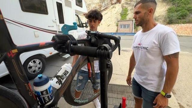 El Ferran i el Carles inspeccionen una bicicleta (3Cat)