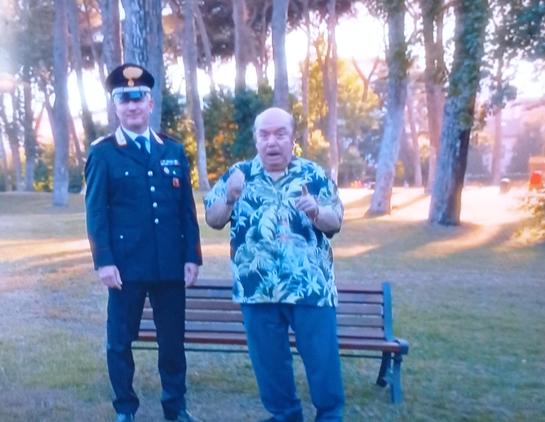 un carabiniere e Lino Banfi in una pubblicità contro le truffe agli anziani 