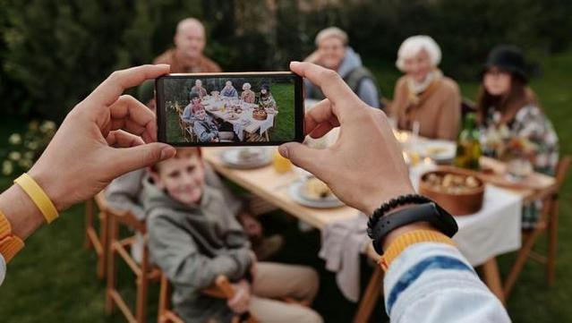 La persona que fa la foto de la trobada família és, normalment, el que té el telèfon amb 