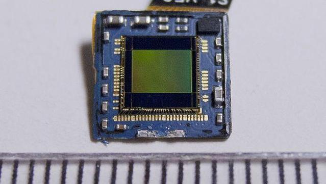 El sensor fotogràfic d'un telèfon Samsung Galaxy S (Wikimedia)