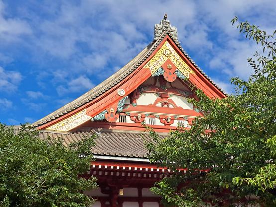 Foto del templo budista Sensōji, en Asakusa (Tokio), en el que se ven varios omote-manji (sauvásticas o cruces gamadas).