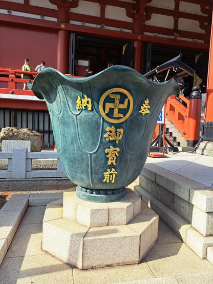 Sauvástica budista en el templo Sensōji.