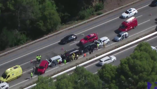 L'accident talla un carril de l'AP-7, a l'altura de Subirats, i provoca 20 Km de cues, sobretot en sentit sud (Servei Català de Trànsit)