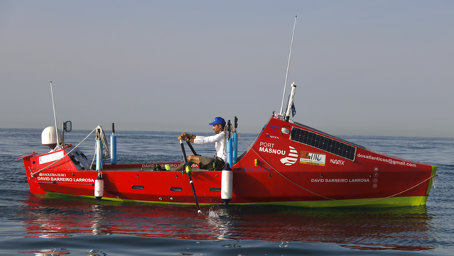 L'aventurer David Barreiro entrentant-se al port del Masnou (ACN/Jordi Pujolar)