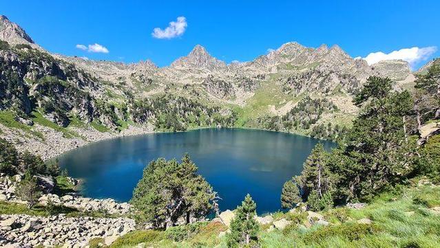 Un estany d'alta muntanya al parc nacional d'Aigüestortes i Estany de Sant Maurici (ACN/Marta Lluvich)