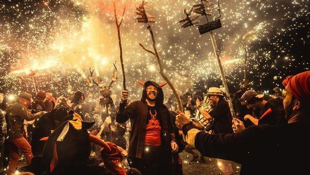 Imatge d'arxiu d'un correfoc a les festes de Gràcia (Matthias Oesterle/ZUMA Wire/dpa)