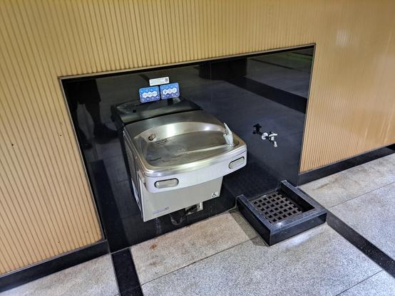 Grifos de agua a disposición de los usuarios del metro de Tokio 

Estación de Roppongi.