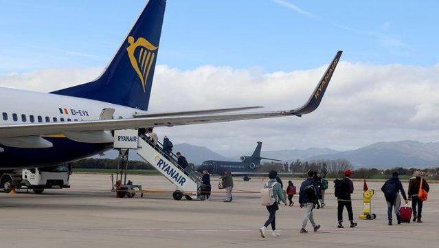 Passatgers d'un vol a punt de sortir de l'Aeroport de Girona-Costa Brava (ACN/Aleix Freixas)