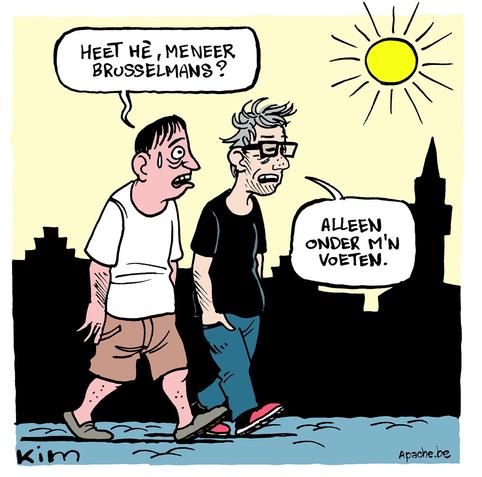 Cartoon van Kim: een wandelende, zwetende man zegt 'Heet hè, meneer Brusselmans'; de naast hem wandelende Herman Brusselmans antwoordt: 'Alleen onder m'n voeten'