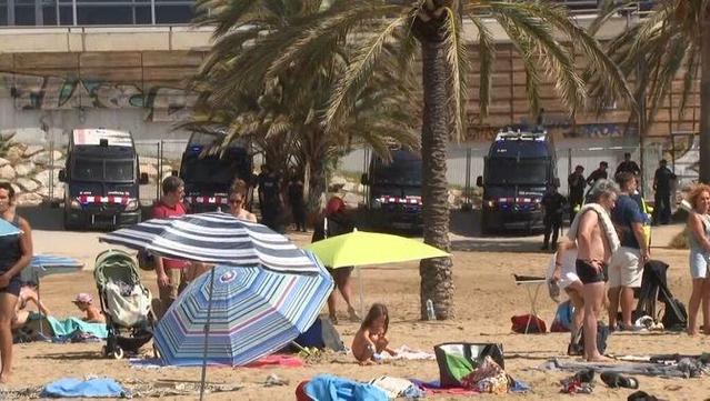 En un inici, un operatiu policial els ha impedit el bany (3Cat)