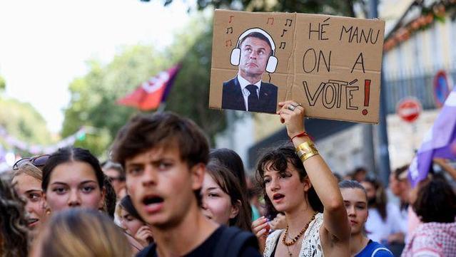 Acusen Macron d'usurpar el resultat de les passades eleccions legislatives (Reuters/Manon Cruz)