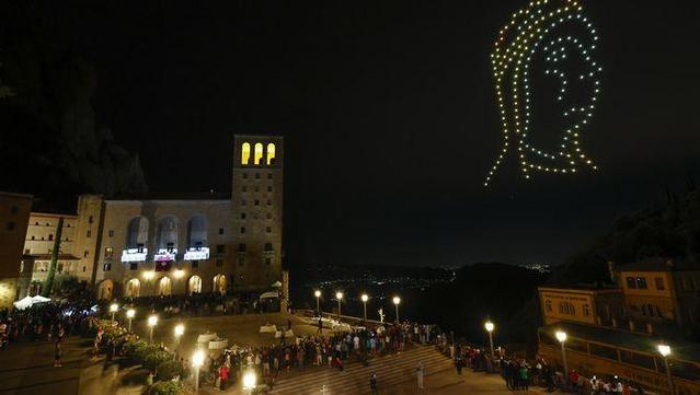 Uns drons han dibuixat la Moreneta davant de la basílica