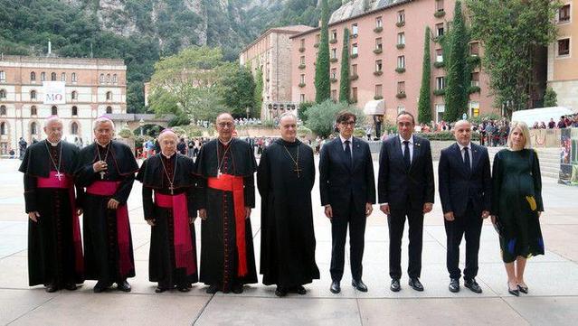 Les autoritats religioses i civils abans de l'acte institucional (ACN/Àlex Recolons)