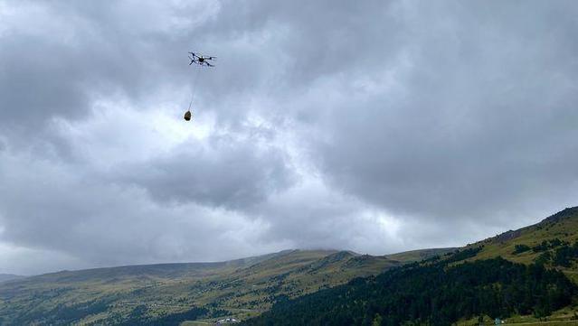 Un dron s'enlaira amb una càrrega de 25 quilos en les proves que es fan al Pirineu andorrà (3Cat / Eloi Barrera)