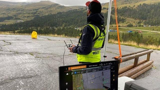 Un tècnic monitoritza la trajectòria del dron (3Cat/Eloi Barrera)