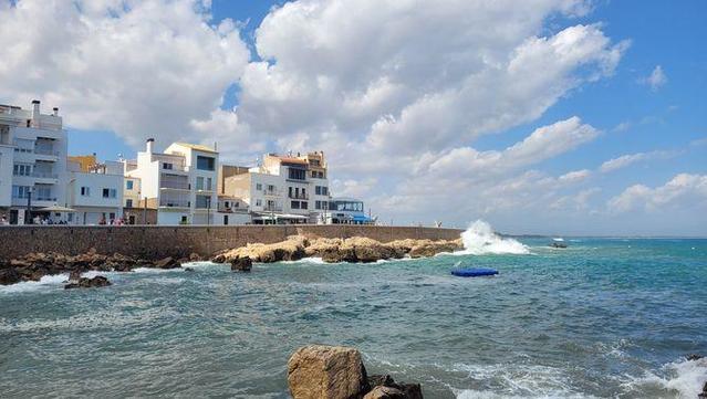 Núvols i clarianes a l'Escala (Mercedes Creus)