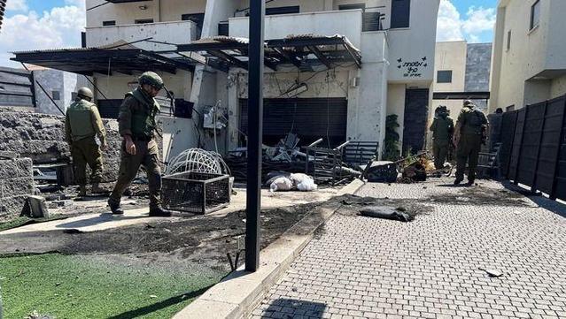 Soldats israelians examinen els danys causats per coets de Hezbollah en habitatges pròxims a la frontera, el 4 de setembre (Reuters/Avi Ohayon)