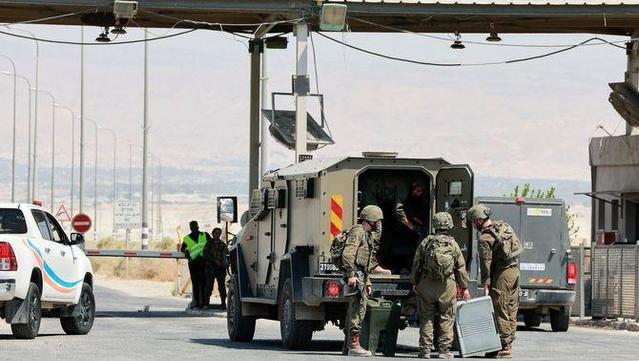 Soldats israelians desplegats al pas fronterer del pont Allenby després del tiroteig (Reuters/Ammar Awad)