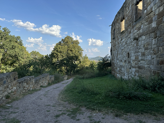 Burg Gleichen in Sommerhitze. Eine der drei Gleichen an der A4