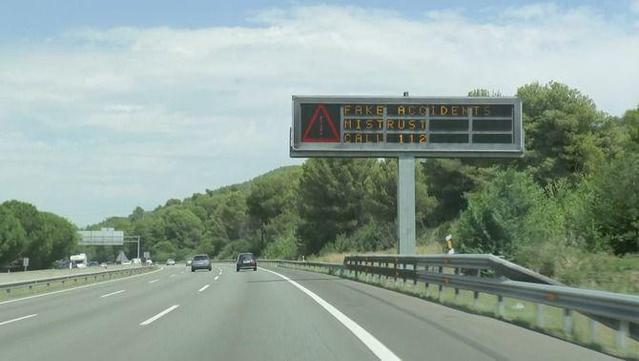 Un rètol lluminós avisa en anglès: 