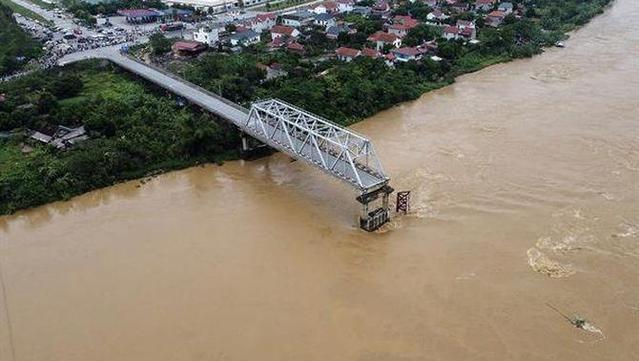 Vista aèria del pont vietnamita Phong Chau que s'ha esfondrat arrel de les fortes pluges que ha portat el supertifó Yagi