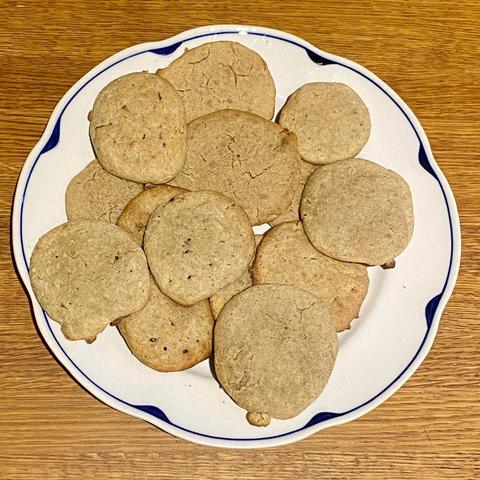 Plate with very disappointing cookies. Babies seems to love it though. So success? 