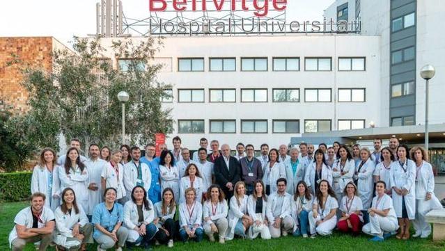 La cinquantena de professionals de l'Hospital de Bellvitge que van participar en el trasplantament de cara (Hospital de Bellvitge)