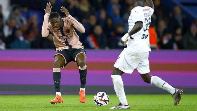 Dembélé es lamenta d'una acció del PSG-Rennes (Reuters)