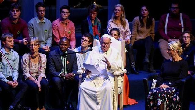 El papa Francesc es va reunir dissabte amb estudiants de la Universitat Catòlica de Lovaina (Reuters/Guglielmo Mangiapane)