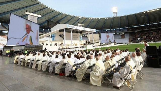 Més de 30.000 persones han assistit a una missa multitudinària a l'estado 