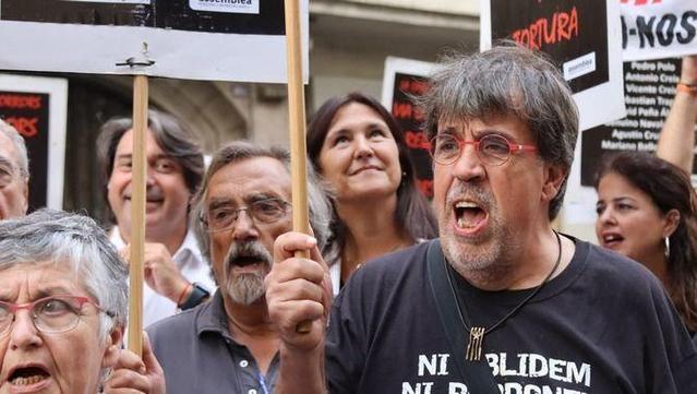 L'expresidenta del Parlament, Laura Borràs, entre els concentrats a la plaça de Sant Jaume (ACN/Nico Tomás)