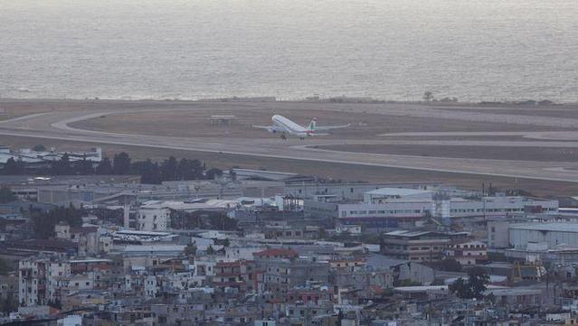 L'aeroport internacional Rafik Hariri de Beirut continua operant alguns vols comercials, tot i que la majoria de companyies hi han suspès l'operativa (Reuters/Mohamed Azakir)