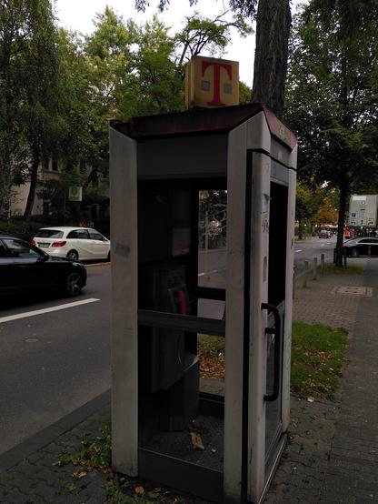 Ansicht der ganzen Telefonzelle. Es ist so eine 